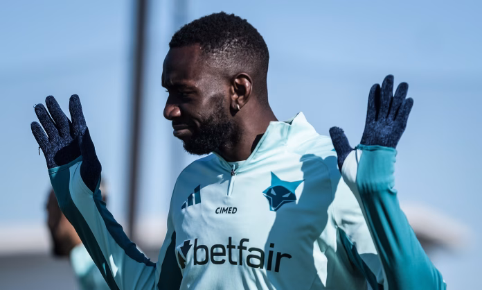Yannick Bolasie tem contrato com o Cruzeiro até o fim de 2025