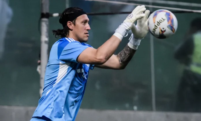 Cássio em aquecimento antes de jogo com Itabirito