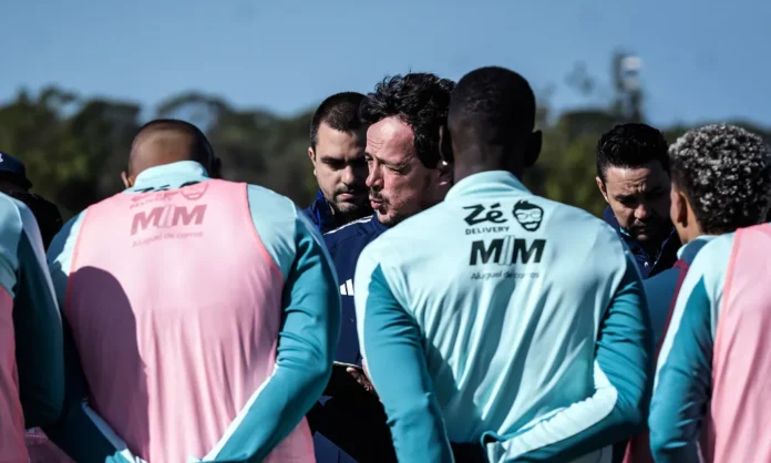 Diniz em conversa com jogadores do Cruzeiro