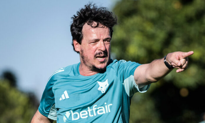 Diniz durante treino do Cruzeiro na Toca II