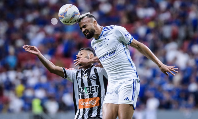 Disputa de bola entre jogadores de Athletic e Cruzeiro