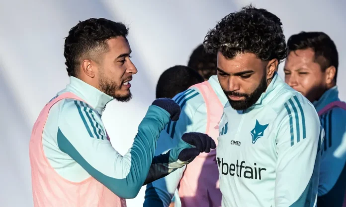 Gabigol e William em treino do Cruzeiro nos EUA