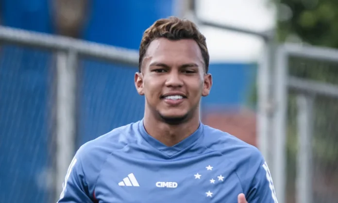 Gabriel Veron em treino do Cruzeiro em 2024