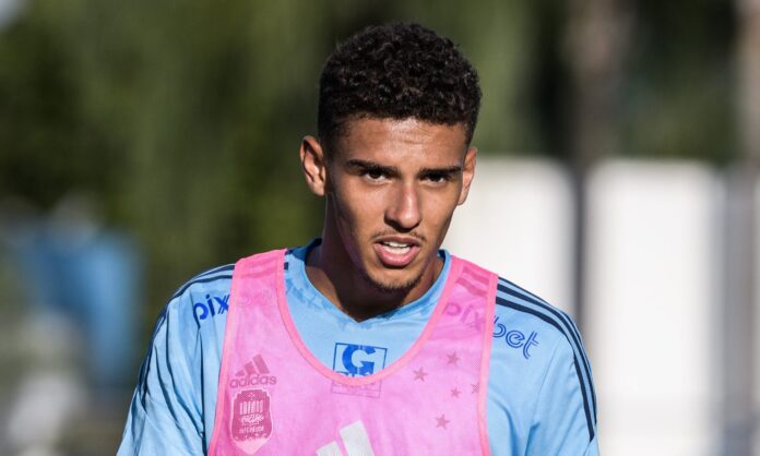 Gui Meira em treino do Cruzeiro