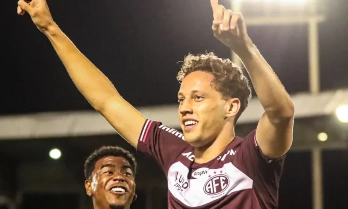 Ian Luccas comemora gol pela Ferroviária