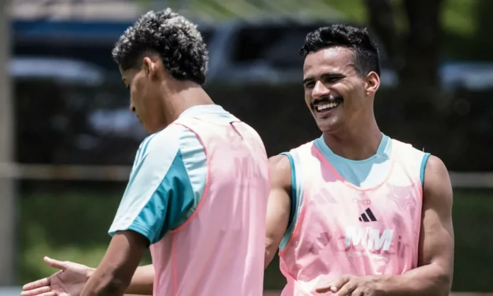 Jovens da base em treino do Cruzeiro na Toca