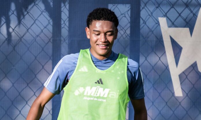 Kaique Kenji em treino do Cruzeiro
