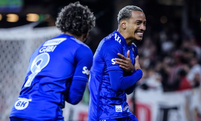 Matheus Pereira comemora gol
