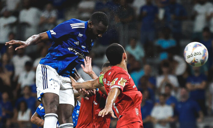 Bolasie fez gol de cabeça para o Cruzeiro
