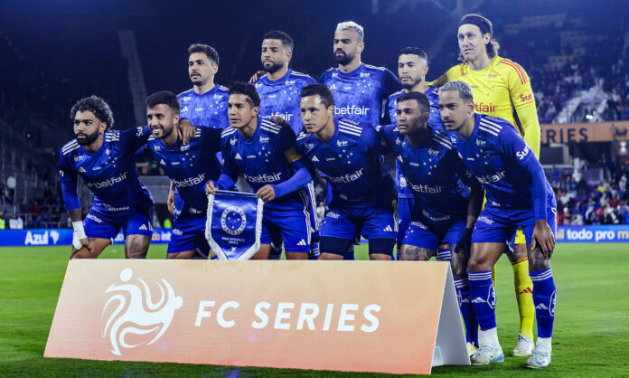 Time titular do Cruzeiro posa para foto antes de jogo com São Paulo