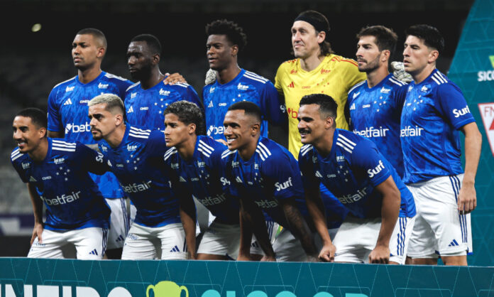 Time do Cruzeiro posa para foto antes de jogo contra o Tombense