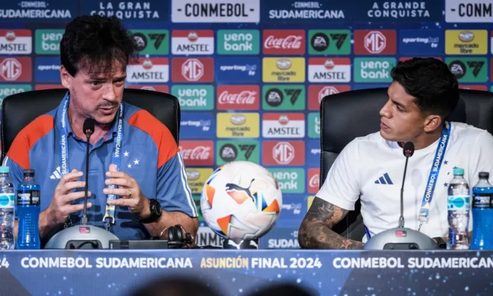 Romero e Diniz em entrevista na véspera da final da Sul-Americana, em 2024 (Foto: Gustavo Aleixo/Cruzeiro)