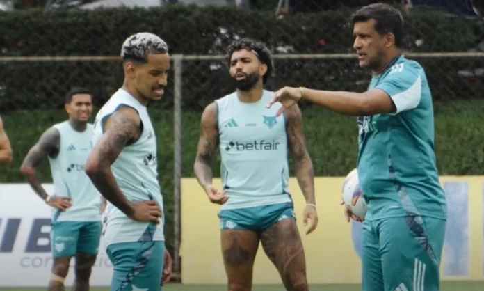 Wesley Carvalho orienta craques do Cruzeiro em treino na Toca II