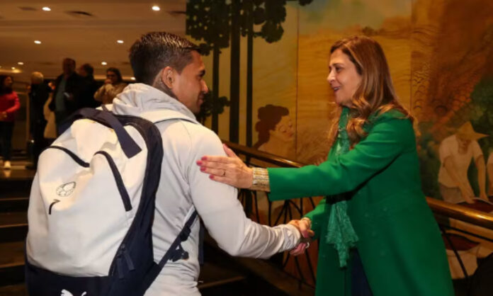 Dudu e Leila Pereira se cumprimentam