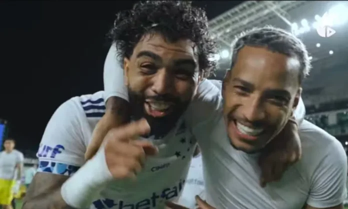 Gabigol abraça Matheus Pereira após vitória do Cruzeiro