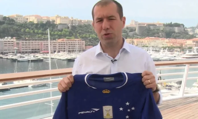 Leonardo Jardim segurando camisa do Cruzeiro