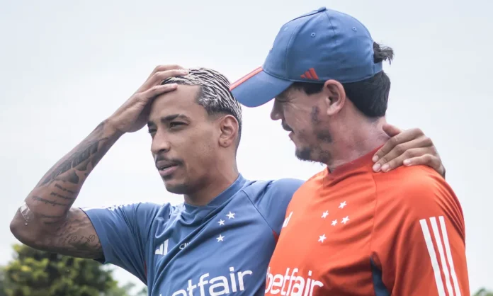 Matheus Pereira e Fernando Diniz durante treino do Cruzeiro na Toca II