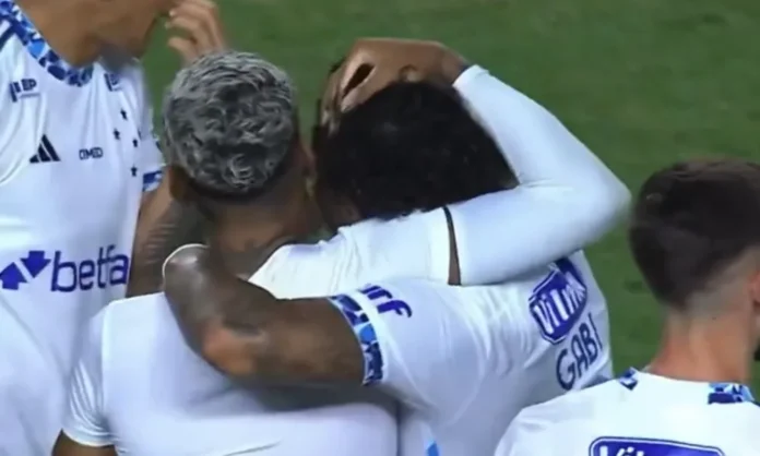 Matheus Pereira e Gabigol se abraçam após goleada do Cruzeiro sobre o Itabirito, pelo Mineiro
