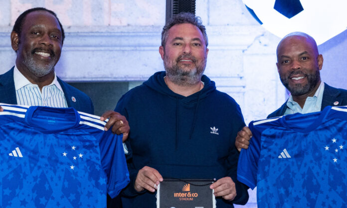 Mattos presenteou norte-americanos com camisas do Cruzeiro