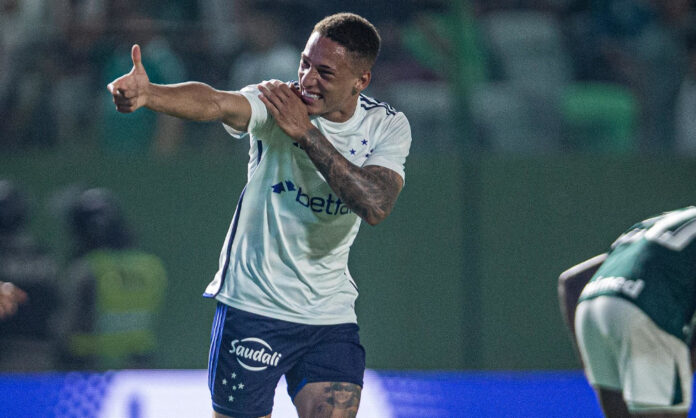 Robert comemora gol pelo Cruzeiro