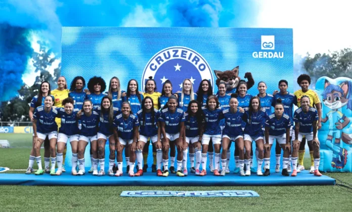 Time feminino do Cruzeiro em apresentação na Toca II