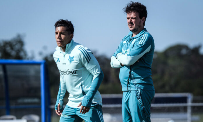 Diniz observa treino do Cruzeiro em Orlando, nos EUA