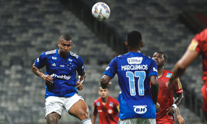 Walace, do Cruzeiro, em jogo contra o Tombense