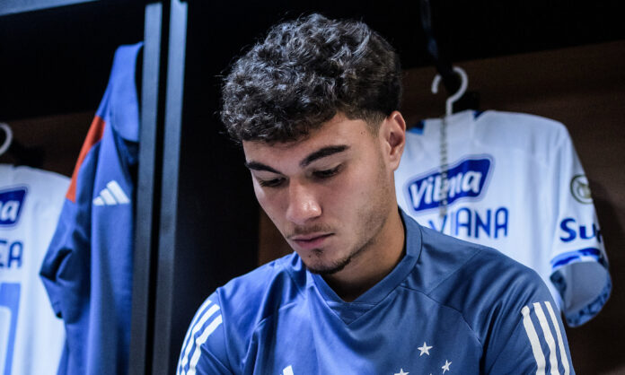 Arthur Viana iniciou a viagem ao Japão nesta sexta-feira (14)