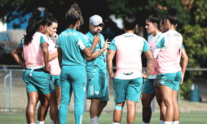 Time feminino do Cruzeiro em treino na Toca I