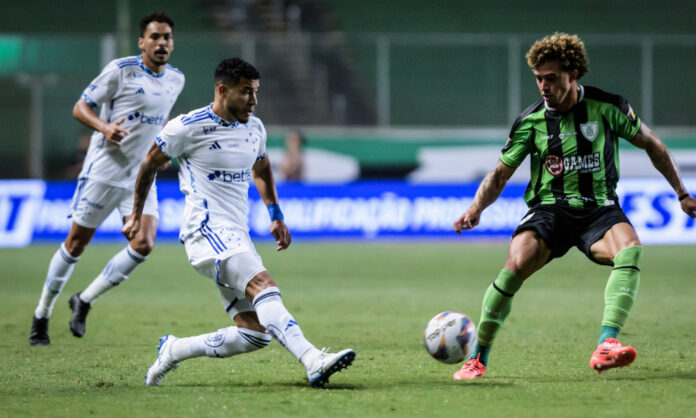 Cruzeiro x América Lance de jogo entre América-MG e Cruzeiro