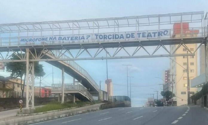 Faixa feita por torcedores do Cruzeiro em provocação ao Atlético-MG (Foto: Reprodução/rede sociais)