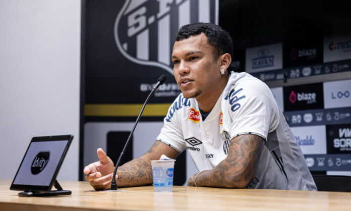 Gabriel Veron em entrevista de apresentação no Santos