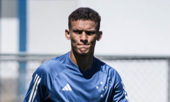 Janderson em treino da base do Cruzeiro