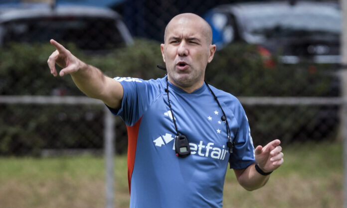 Leonardo Jardim em treino do Cruzeiro