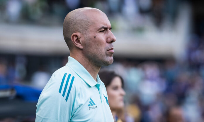 Leonardo Jardim em jogo do Cruzeiro