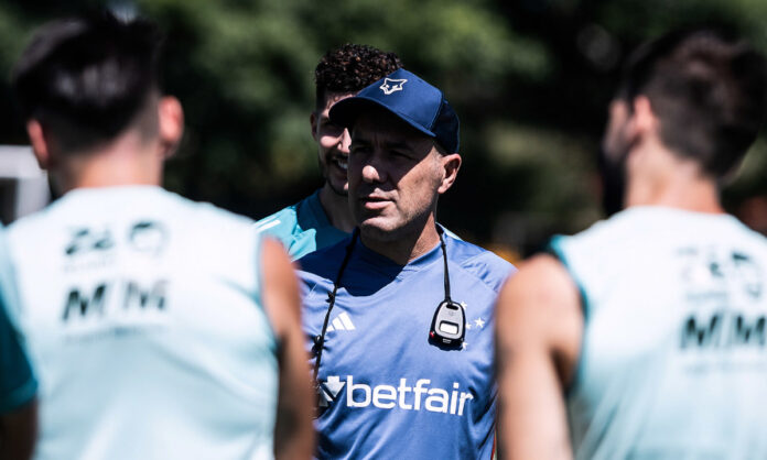 Leonardo Jardim em treino do Cruzeiro