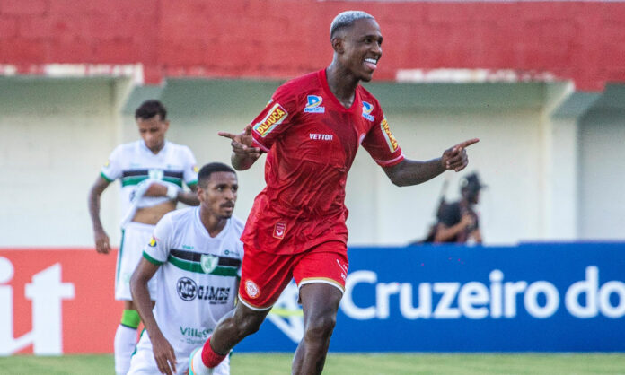 João Pedro em jogo do Tombense contra o América-MG