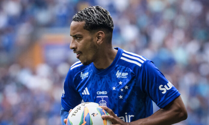 Matheus Pereira em jogo pelo Cruzeiro