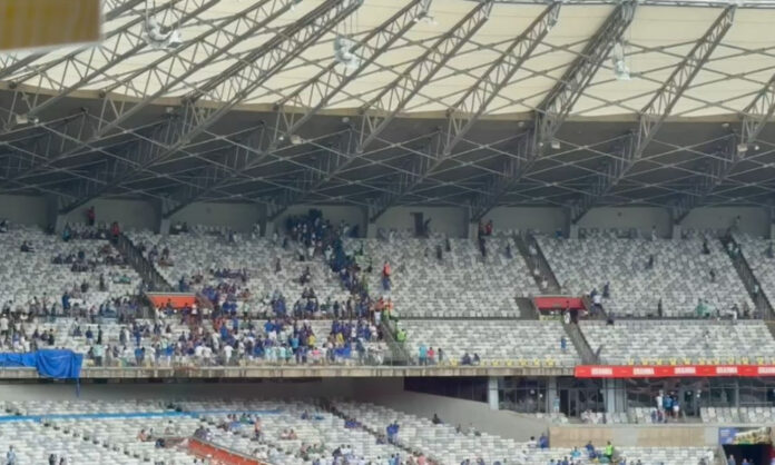 Torcedores do Cruzeiro pulando de setor