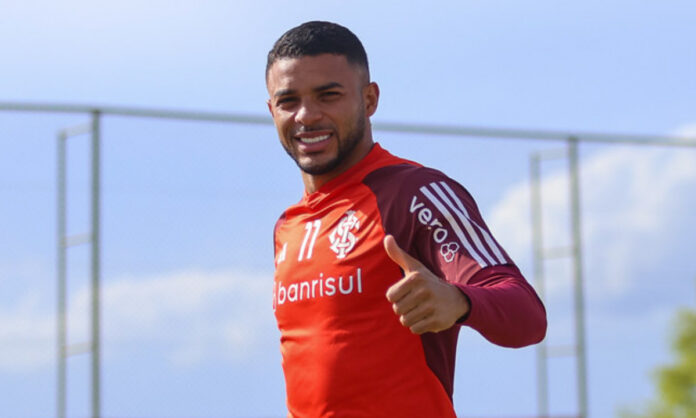 Wanderson em chegada no aeroporto de Confins