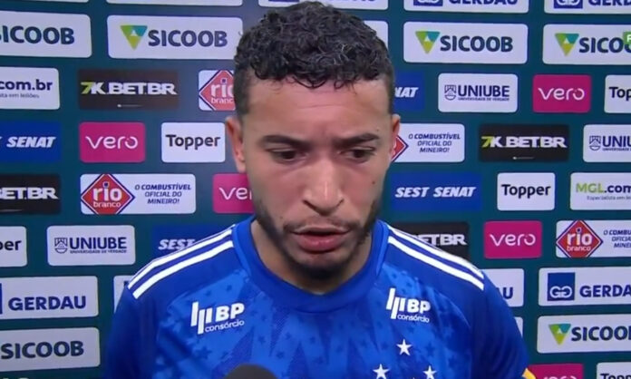 William William em treino do Cruzeiro