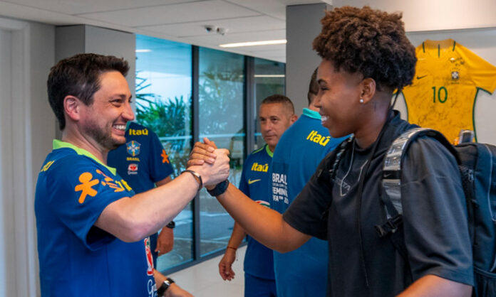 camilacruzeiroseleção Camila cumprimenta técnico Arthur Elias