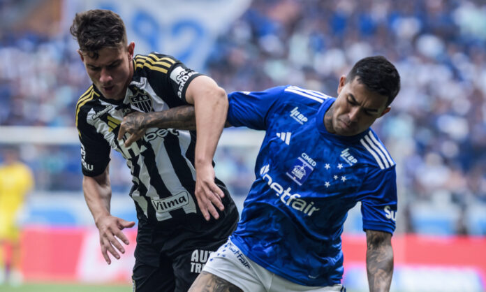 Dudu disputa bola com Natanael, do Atlético-MG