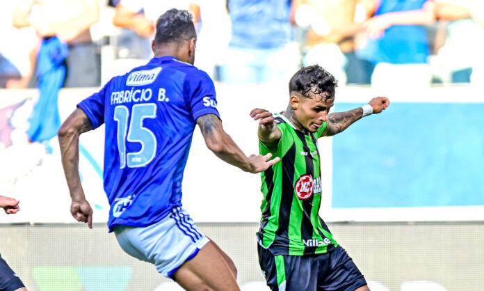 Fabrício Bruno, do Cruzeiro, disputa bola com Adyson, do América-MG