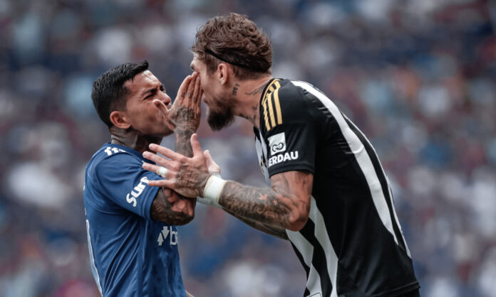 Dudu e Lyanco discutem após pisão do defensor do Atlético-MG no atacante do Cruzeiro