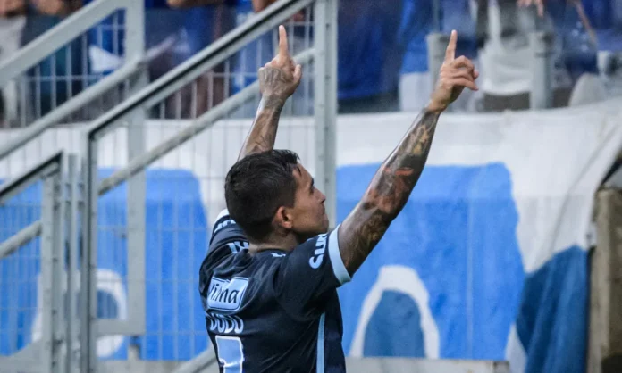 Dudu comemora gol contra o Uberlândia