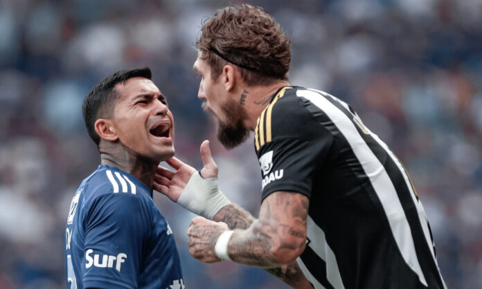 Dudu e Lyanco discutem após lance polêmico