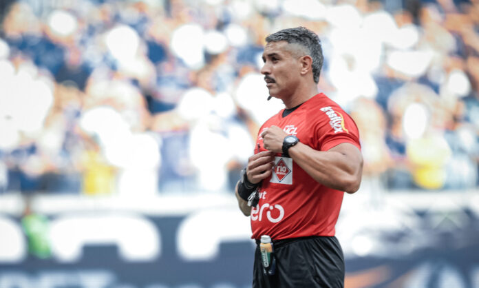 Felipe Fernandes de Lima apitou Cruzeiro x Atlético-MG