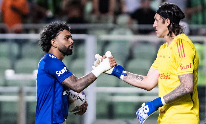 Gabigol cumprimenta Cássio em jogo contra América-MG