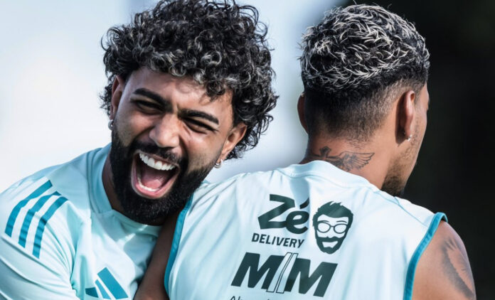 Gabigol e Matheus Pereira dão risada em treino do Cruzeiro